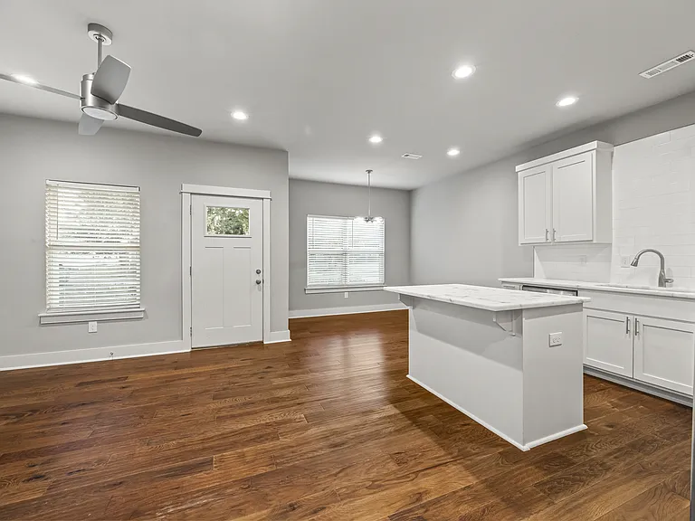 910 W Cato Springs Rd — Photo 5