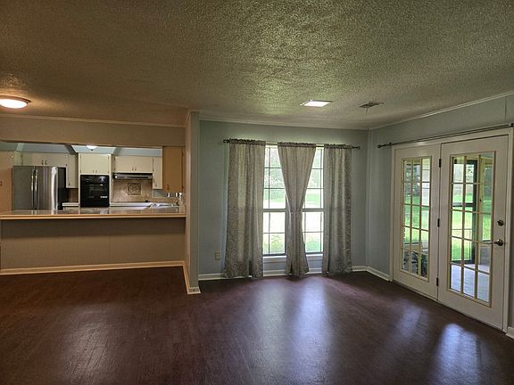 3rd image of 308 Iris Park Dr