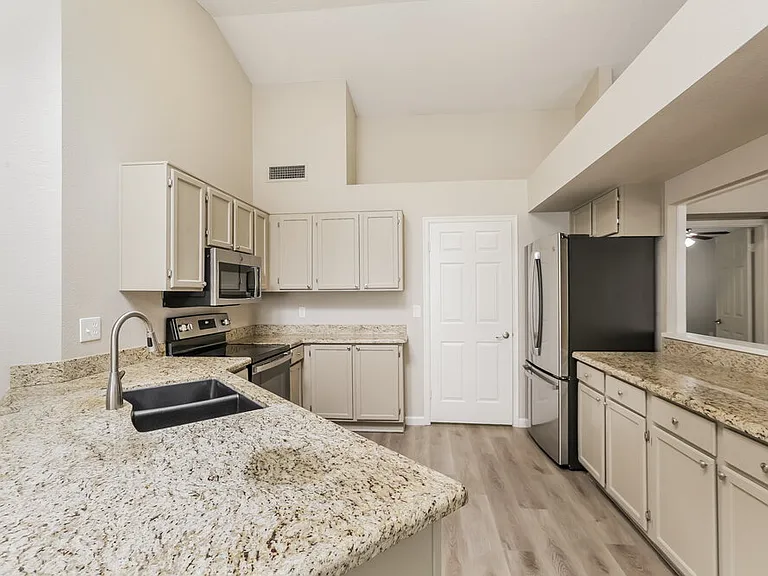 2732 W Gila Ln — Photo 8