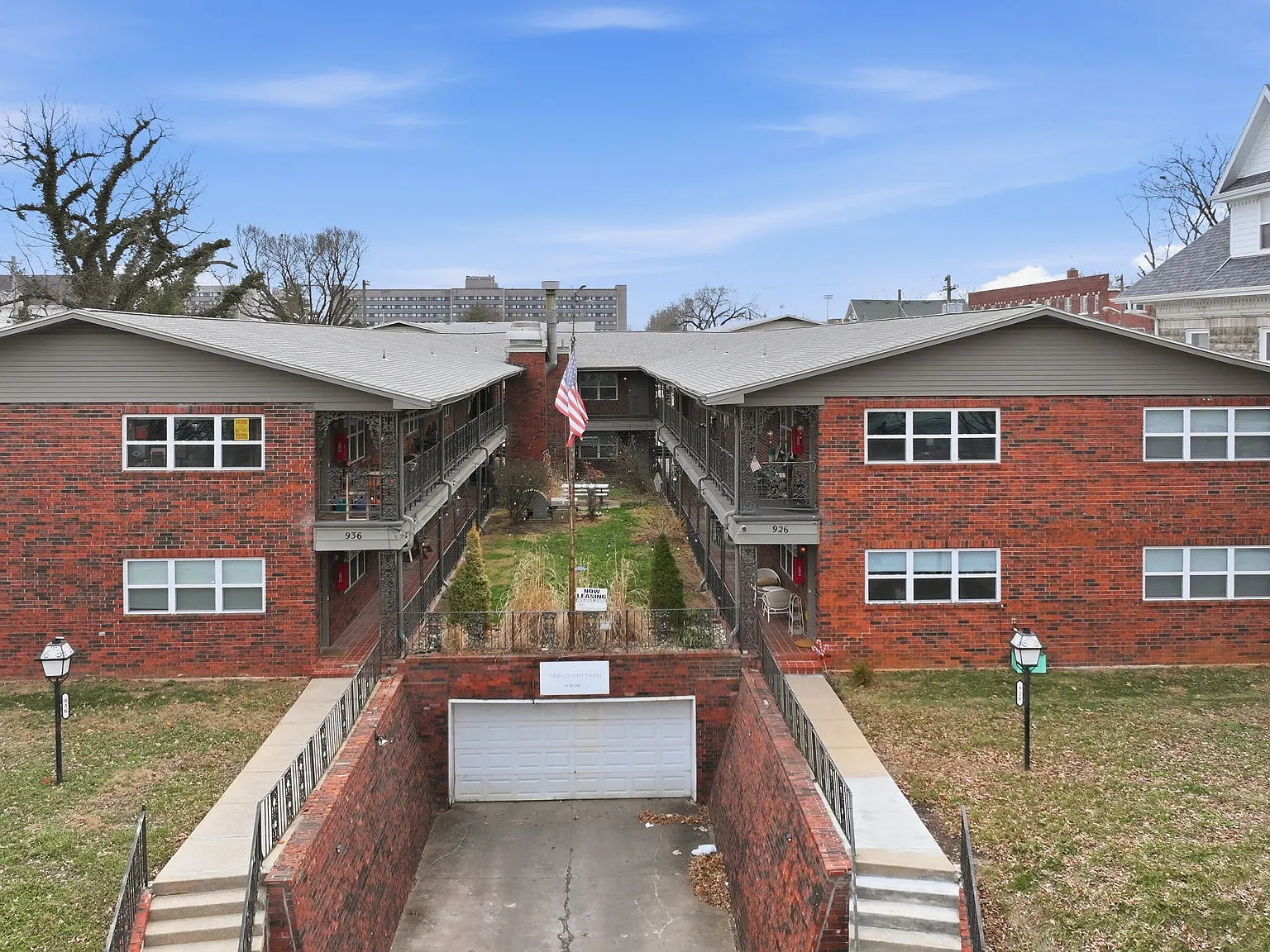 Courtyard on Walnut - 926-11 — Photo 1