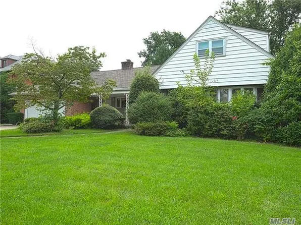 42 Nassau Rd, Great Neck, NY 11021