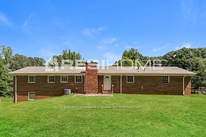 2141 Sandalwood Ln SW — Photo 2