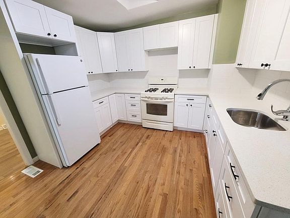 2nd image of 165 Grand St #3