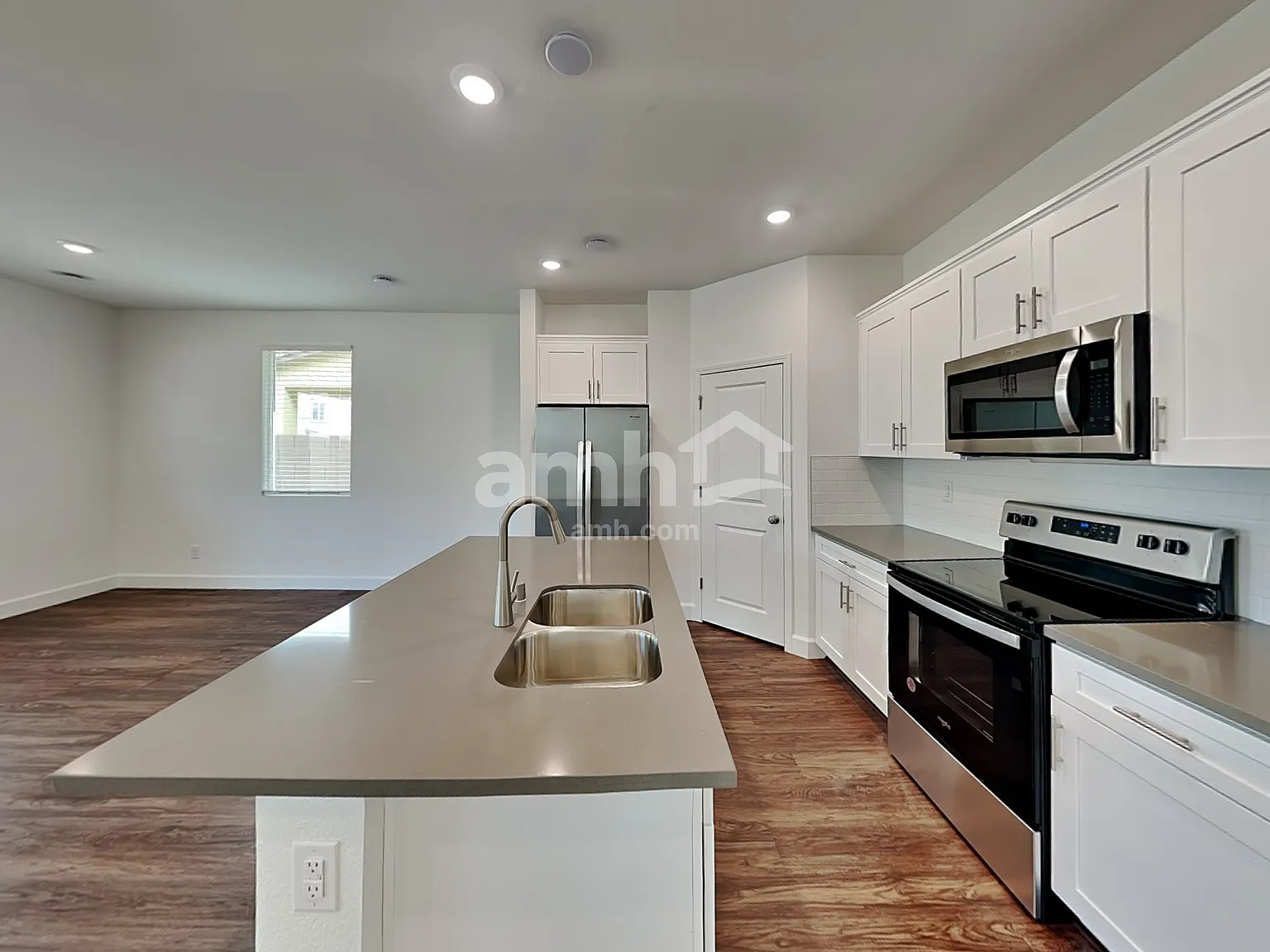 4 bed, 2.5 bath, 1996 sqft, $2,340 — Photo 3