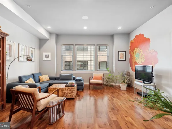 1104 Emily St, Philadelphia, PA 19148