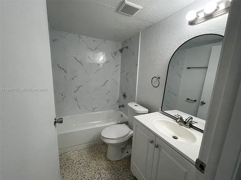 142 SW 18th Ave #19 — Photo 17