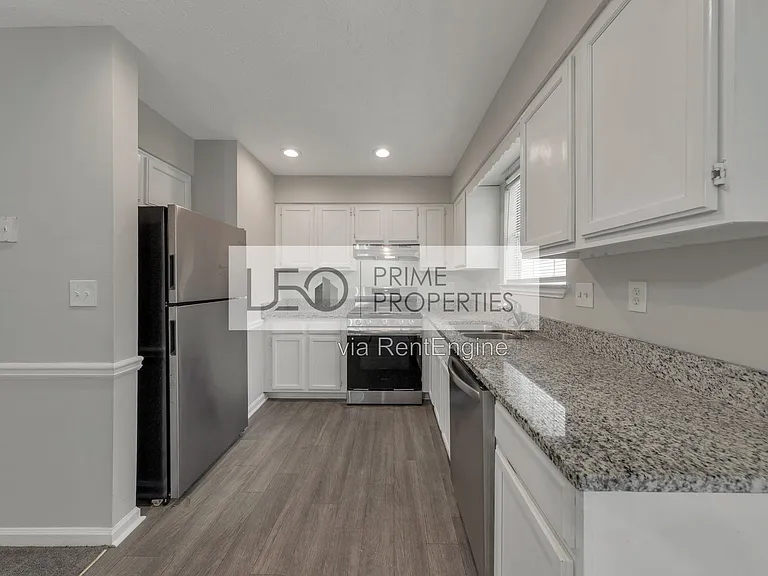1008 Huntington Trce SE — Photo 4