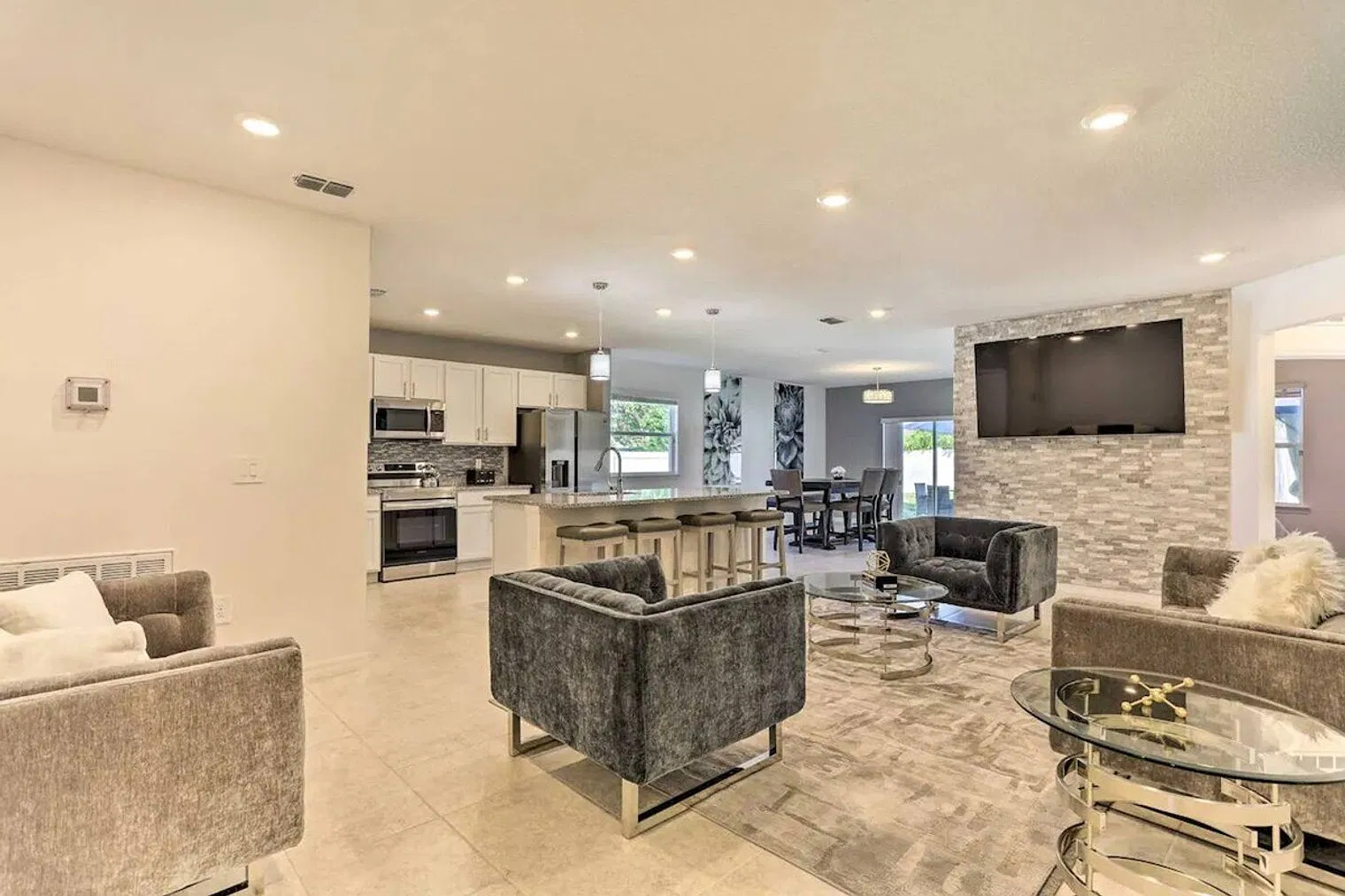 4 bed, 2.0 bath, $9,000 — Photo 2