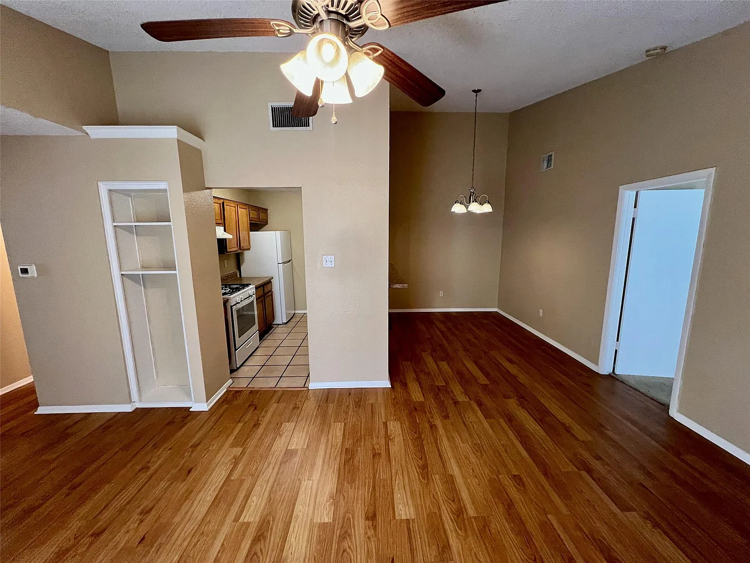2 bed, 2.0 bath, 889 sqft, $1,395 — Photo 2