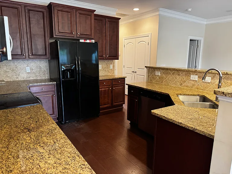 1252 United Ct — Photo 3