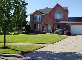 18 Oakwood Cmn, Lancaster, NY 14086