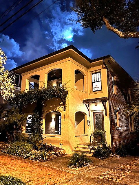 1st image of 215 W De Soto St