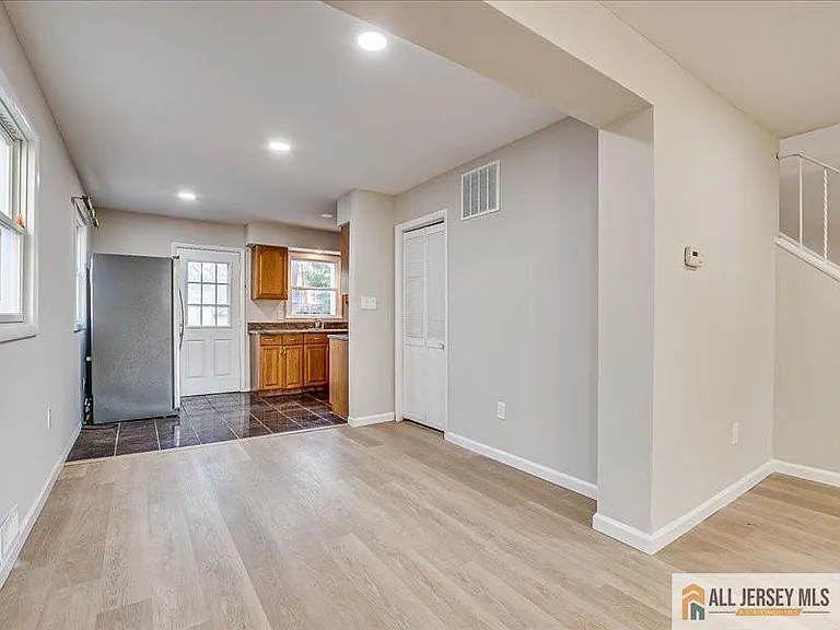 11 Hyde Ave — Photo 3