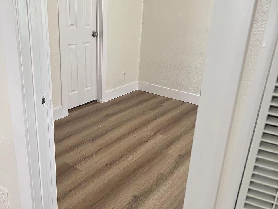 1st image of 311.5 E 76th Pl