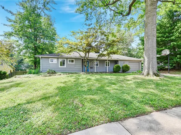 7740 Briar Dr, Prairie Village, KS 66208