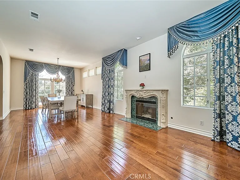 1089 Village Dr — Photo 5
