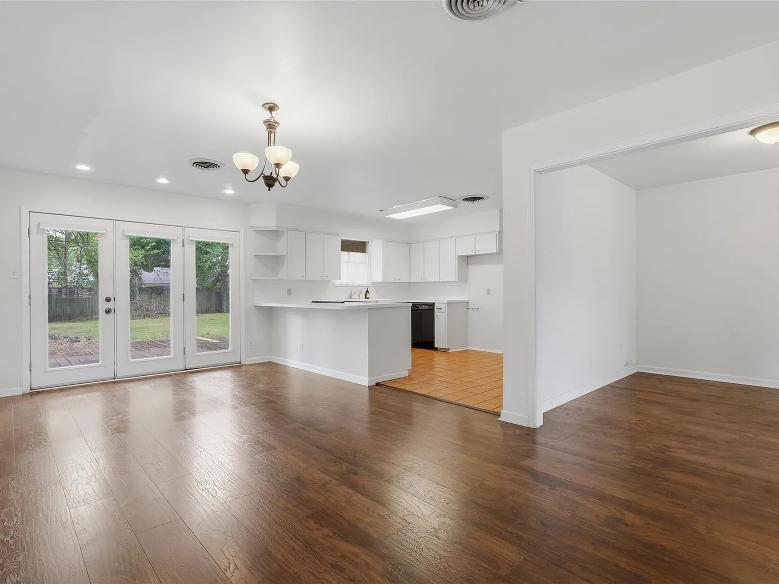 3 bed, 2.0 bath, 1480 sqft, $2,200 — Photo 4