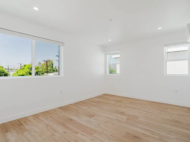 5654 1/2 Cartwright Ave — Photo 17