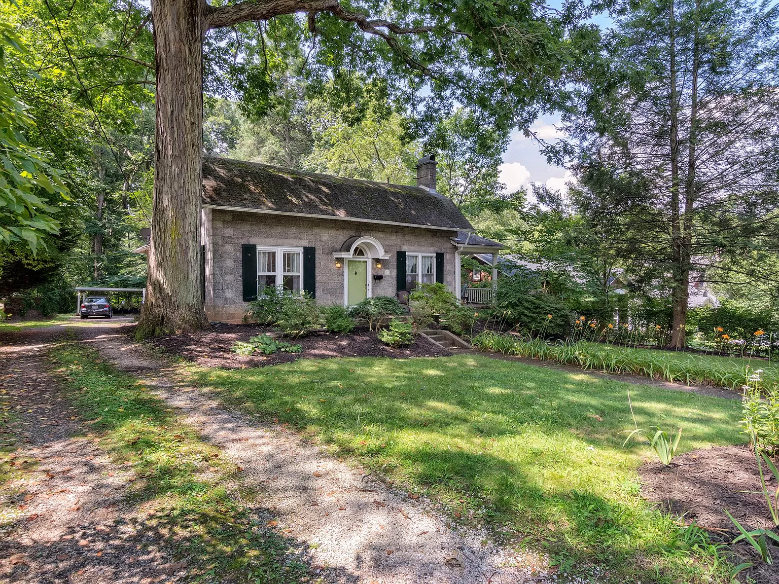 As camouflage schakelaar 32 Tacoma St, Asheville, NC 28801 | Zillow