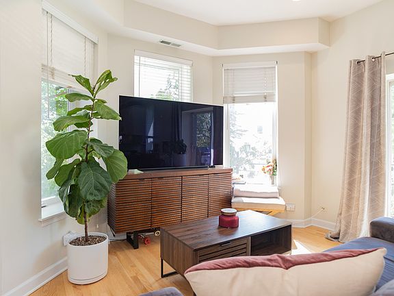 4th image of 1712 N Wood St APT 2E