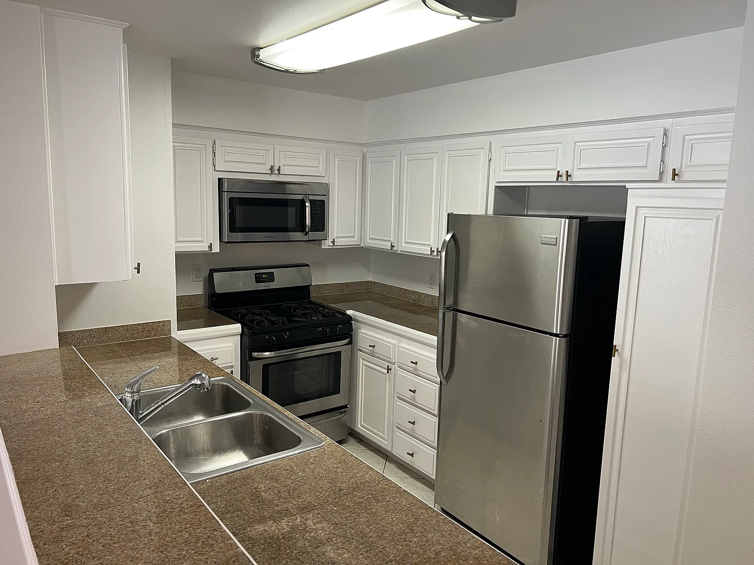 1443 Barry Ave — Photo 3