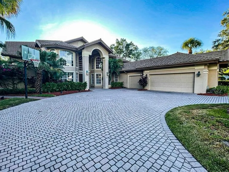 212 Silverado Dr — Photo 3