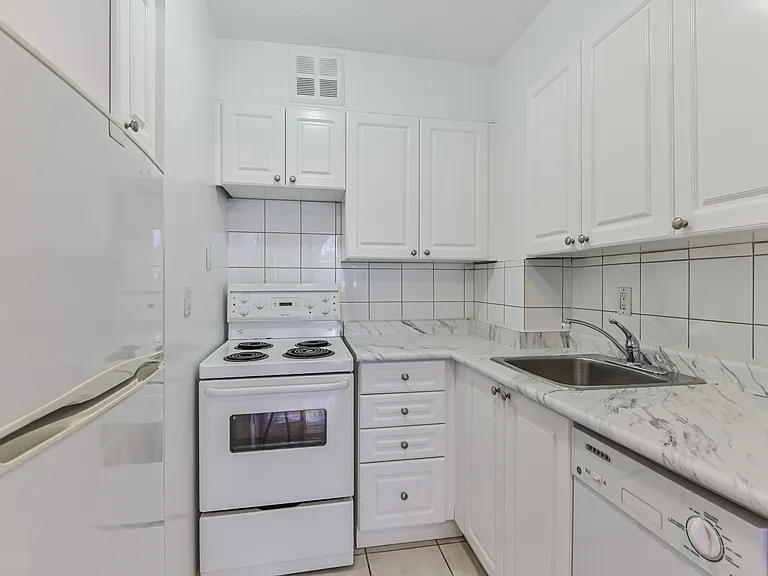 250 Saint George St #603 — Photo 2