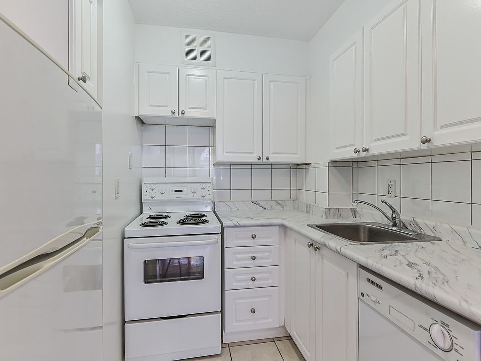 2nd image of 250 Saint George St #603