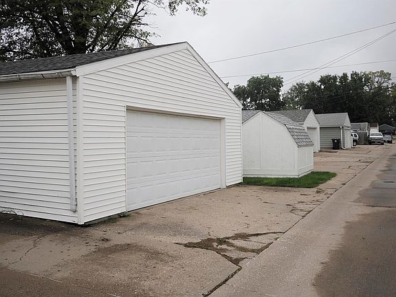 5th image of 2511 S Lemon St