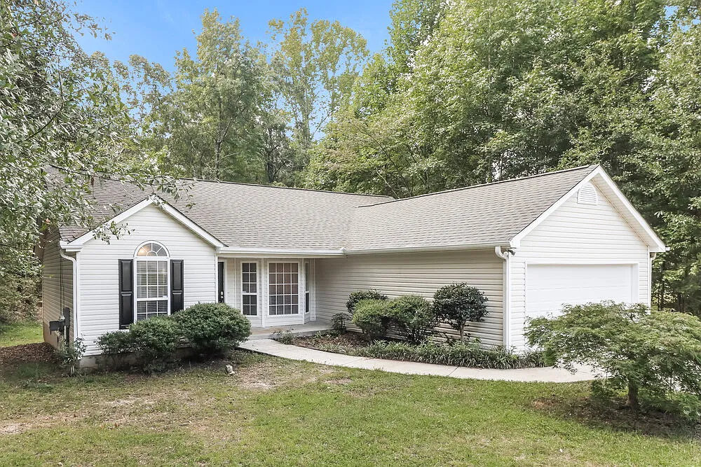3 bed, 2.0 bath, 1571 sqft, $2,010 — Photo 3