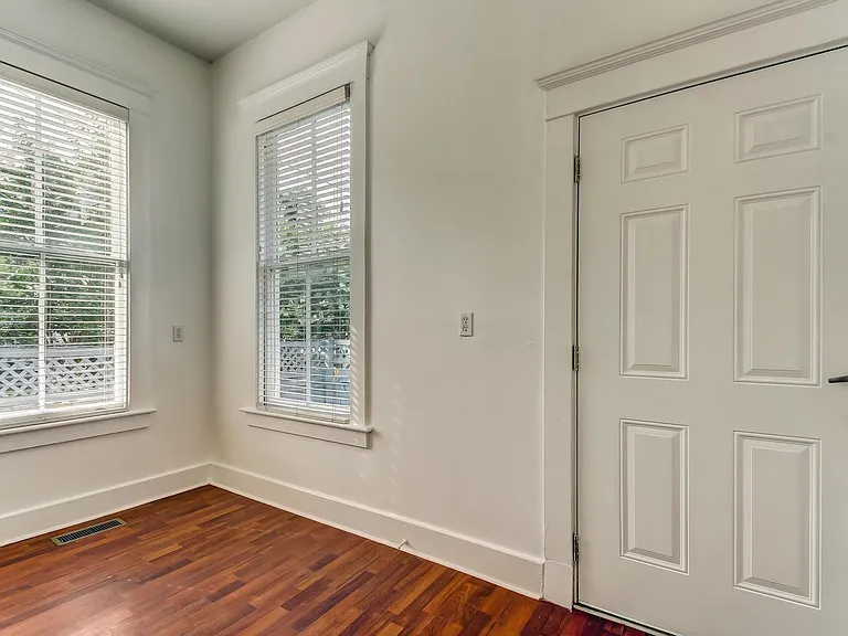 423 E Duffy St — Photo 17