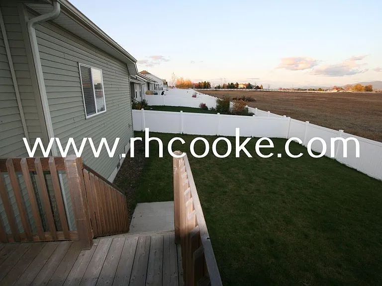 9204 N Oak St — Photo 16