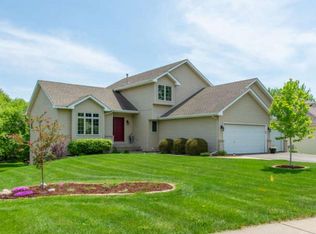 1102 Ridge Bluff Dr, Chaska, MN 55318