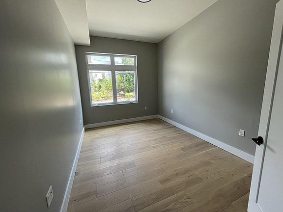 3rd image of 60 Cross St E #110