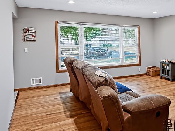3rd image of 7861 Firwood Way NE