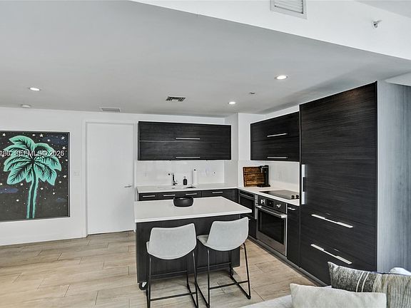 5th image of 45 SW 9th St APT 2001