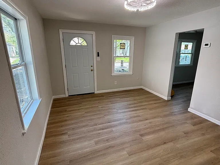 1703 N Valley Ave — Photo 58