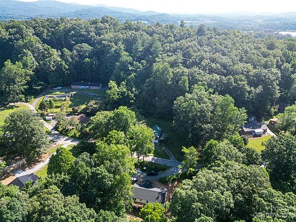 5th image of 321 Lyndhurst Dr