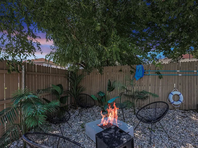 708 Azalea Dr — Photo 47