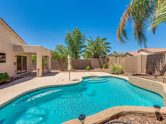 5th image of 1858 E Carla Vista Dr