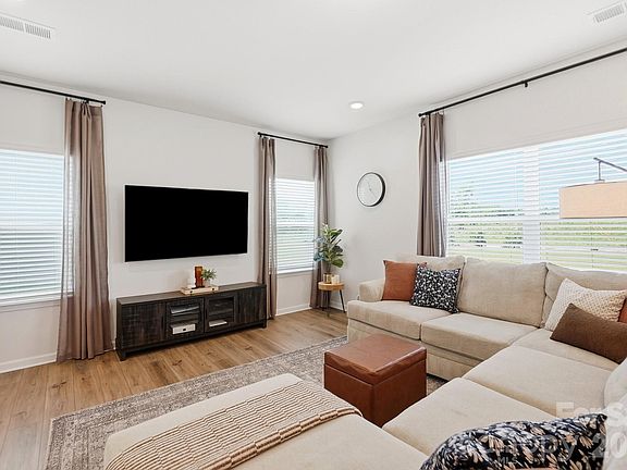 4th image of 6023 Busch Way