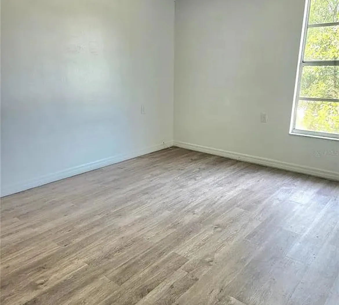 4 bed, 1988 sqft, $2,595 — Photo 3