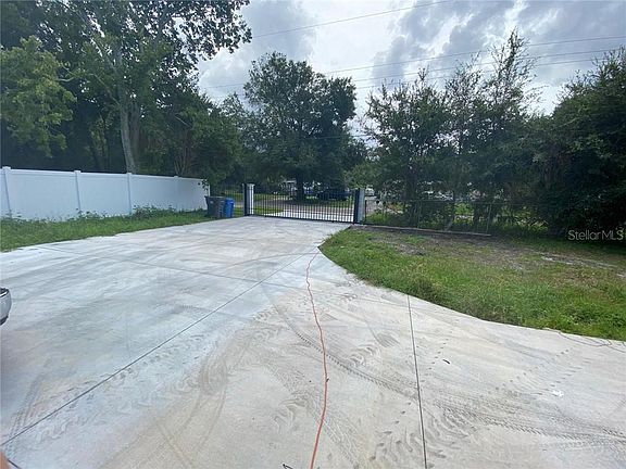 5th image of 8715 N Meadowview Cir