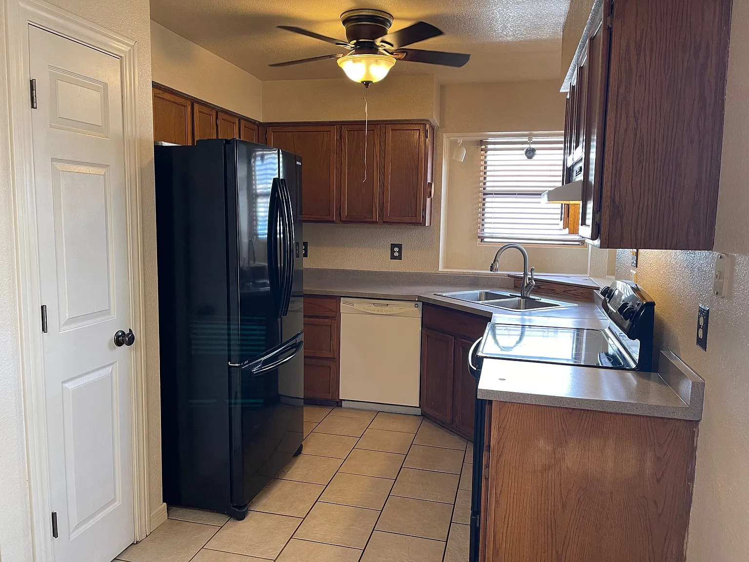 3 bed, 1150 sqft, $1,450 — Photo 3