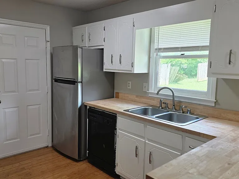 6000 Cherokee Dr SE — Photo 2
