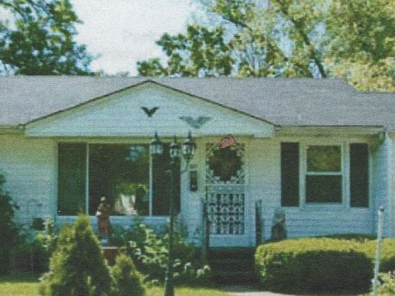 2nd image of 320 Saint Anthony Ln