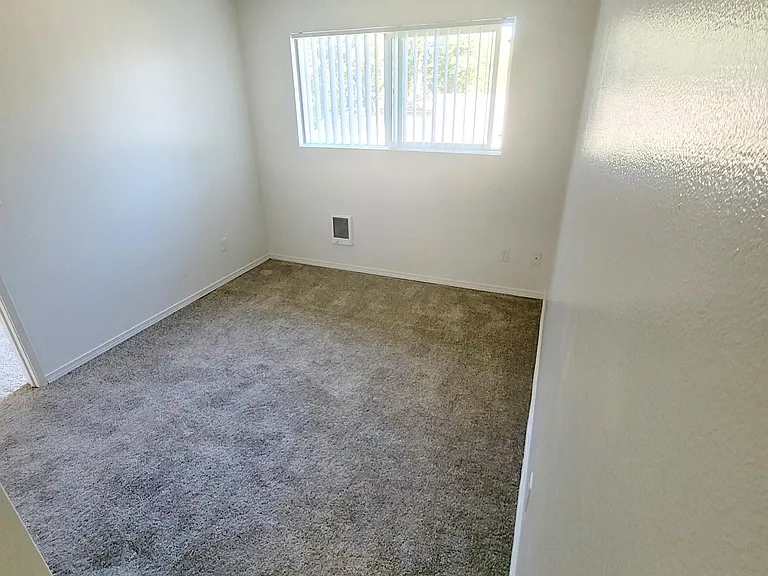 The Oaks Apartments — Photo 12