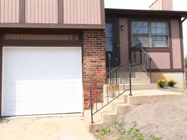 137 N Saxony Dr, Olathe, KS 66061