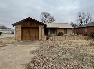 814 N Oklahoma Ave, Mangum, OK 73554