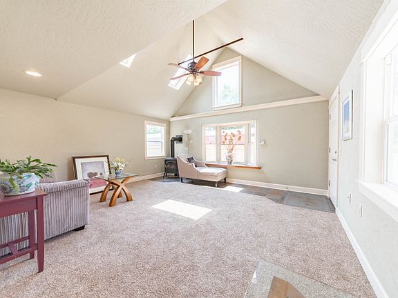 4th image of 1395 Sunny Dr